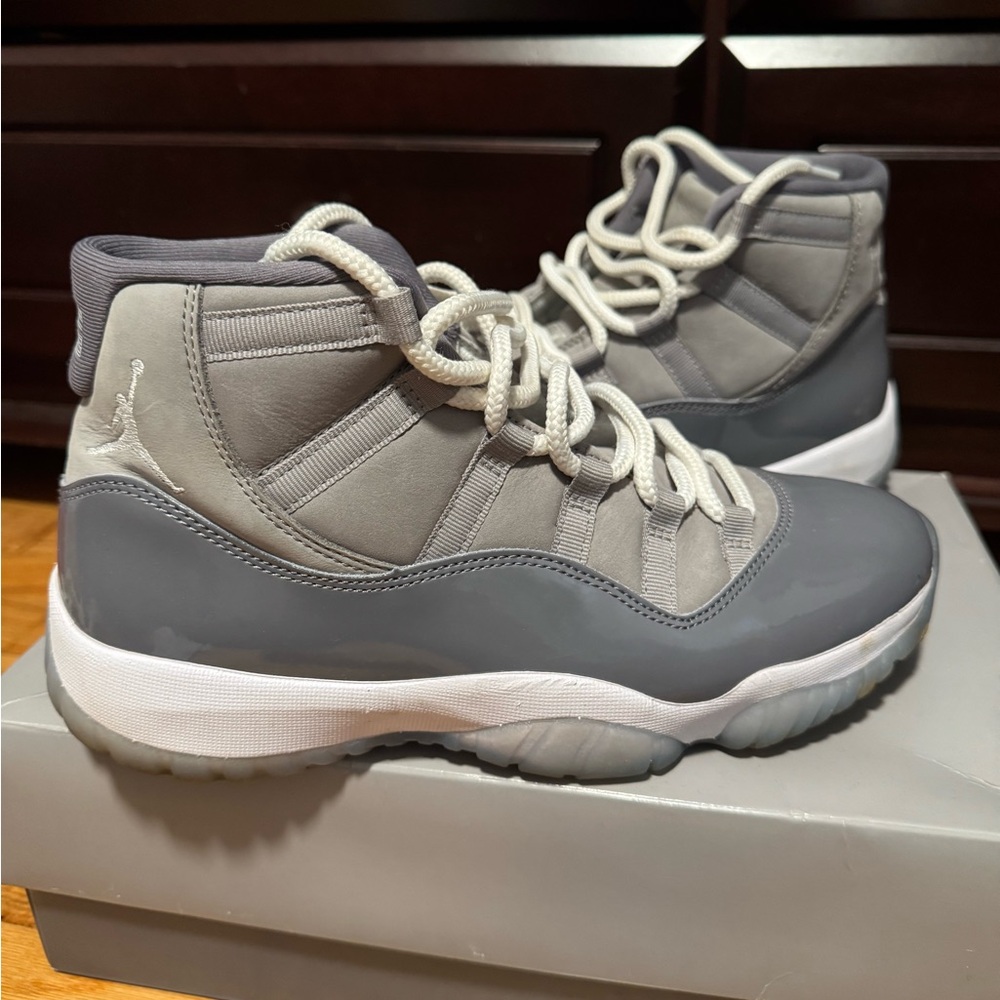 Jordan Air Jordan 11 Retro in Gray and White